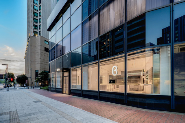 8月1日にオープンの「b8ta」有楽町店でロボットペット「LOVOT」が店長としてお迎え オリジナルユニフォームに身を包み2日間限定で登場