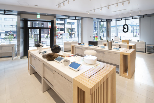 8月1日にオープンの「b8ta」有楽町店でロボットペット「LOVOT」が店長としてお迎え オリジナルユニフォームに身を包み2日間限定で登場