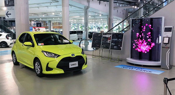 トヨタ自動車ショールーム「MEGAWEB」に3Dホログラム式サイネージを導入　新型車「ヤリス」などを多言語で紹介
