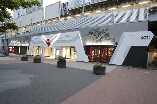 料理をテーブルを置くとザクが発進？ジオン公国軍のBARで戦闘シミュレーション付き食事の新体験！ガンダムカフェ