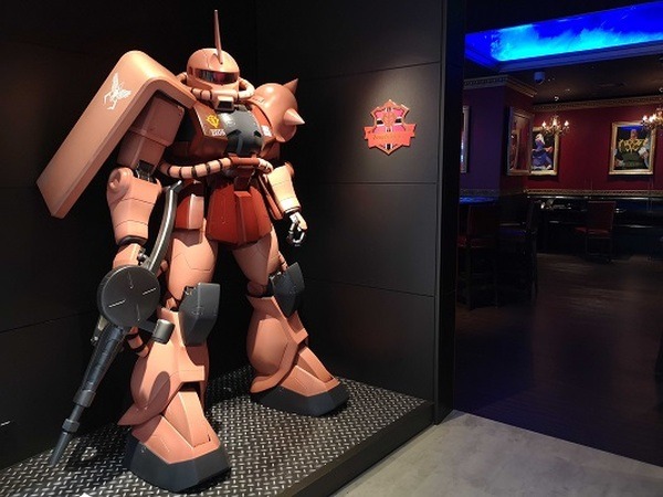 料理をテーブルを置くとザクが発進？ジオン公国軍のBARで戦闘シミュレーション付き食事の新体験！ガンダムカフェ