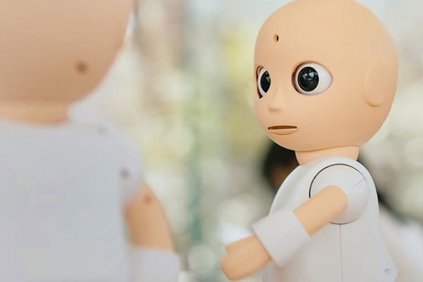 ロボットとの途切れない会話をどう実現するか? 音声認識不足を補う「複数体で連携して人と話すロボット」石黒共生HRIプロジェクト