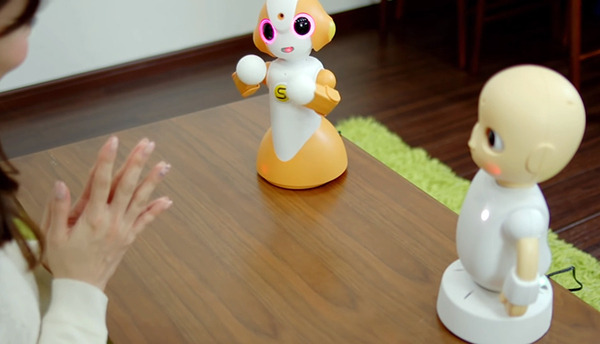 ロボットとの途切れない会話をどう実現するか? 音声認識不足を補う「複数体で連携して人と話すロボット」石黒共生HRIプロジェクト