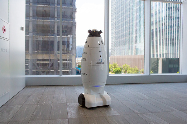 京急本社で警備/案内ロボットの実証実験　遠隔操作と自動運転で巡回と案内、検温も　シークセンスの警備ロボとMiraのアバターロボ