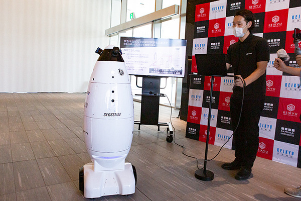 京急本社で警備/案内ロボットの実証実験　遠隔操作と自動運転で巡回と案内、検温も　シークセンスの警備ロボとMiraのアバターロボ
