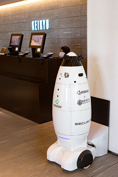 京急本社で警備/案内ロボットの実証実験　遠隔操作と自動運転で巡回と案内、検温も　シークセンスの警備ロボとMiraのアバターロボ