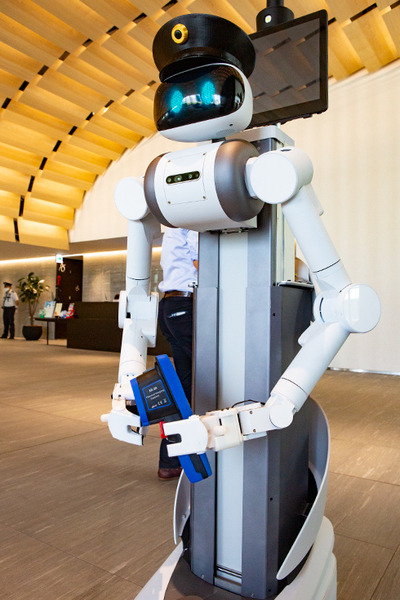 京急本社で警備/案内ロボットの実証実験　遠隔操作と自動運転で巡回と案内、検温も　シークセンスの警備ロボとMiraのアバターロボ