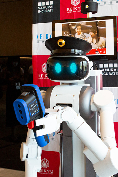京急本社で警備/案内ロボットの実証実験　遠隔操作と自動運転で巡回と案内、検温も　シークセンスの警備ロボとMiraのアバターロボ