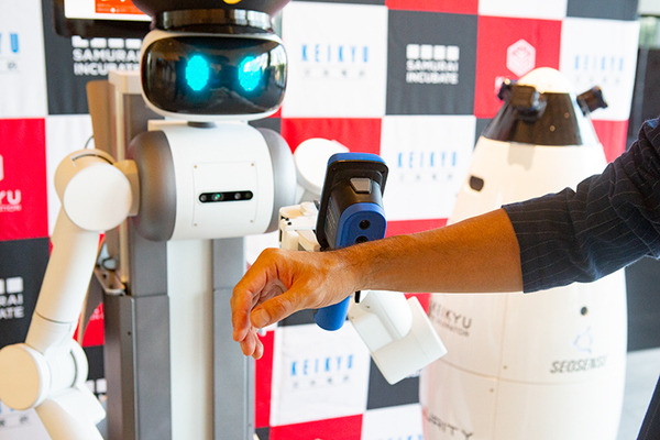京急本社で警備/案内ロボットの実証実験　遠隔操作と自動運転で巡回と案内、検温も　シークセンスの警備ロボとMiraのアバターロボ