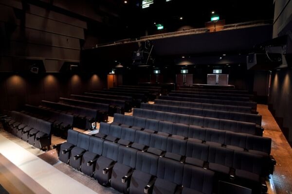 講談社×ソフトバンク5G「Mixalive TOKYO」全フロアを5G化したライブ＆ハイブリッドシアターに進化　「進撃の巨人」コラボ企画も発表