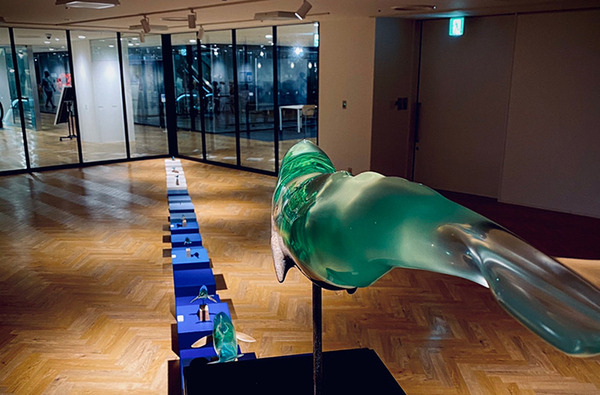 「入場できない美術展」魅力的なクジラ作品で知られる山田勇魚氏の世界を体感　前田建設工業 ICI総合センター