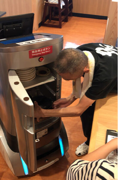 歩行型AI配膳ロボット？回転寿司「すし銚子丸 習志野店」で試験的に導入 抗菌処理された収納BOX内に料理を入れて運ぶ