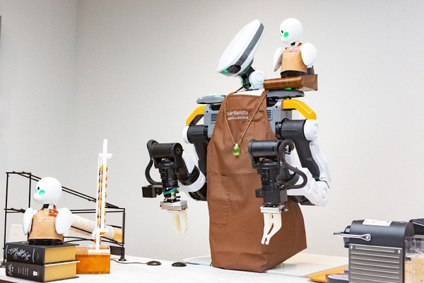 【速報】遠隔操作とロボで「テレバリスタ」の夢を実現　分身ロボット「OriHime」と協働ロボット「NEXTAGE」の合体連携　デモ公開　