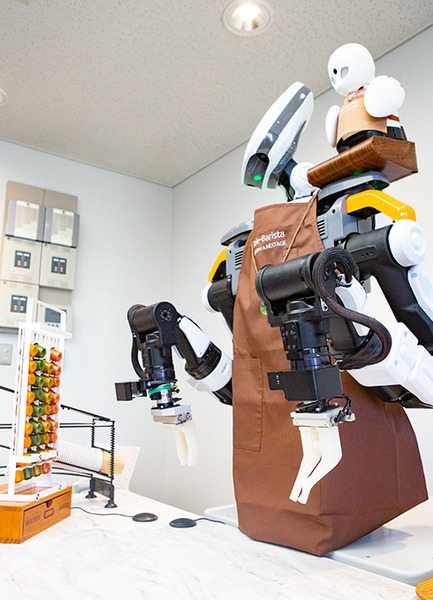【速報】遠隔操作とロボで「テレバリスタ」の夢を実現　分身ロボット「OriHime」と協働ロボット「NEXTAGE」の合体連携　デモ公開　