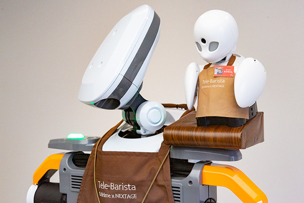 【速報】遠隔操作とロボで「テレバリスタ」の夢を実現　分身ロボット「OriHime」と協働ロボット「NEXTAGE」の合体連携　デモ公開　