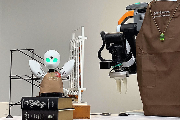 【速報】遠隔操作とロボで「テレバリスタ」の夢を実現　分身ロボット「OriHime」と協働ロボット「NEXTAGE」の合体連携　デモ公開　