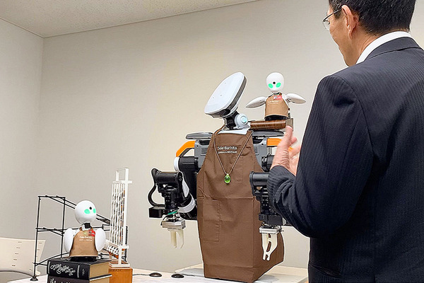 【速報】遠隔操作とロボで「テレバリスタ」の夢を実現　分身ロボット「OriHime」と協働ロボット「NEXTAGE」の合体連携　デモ公開　