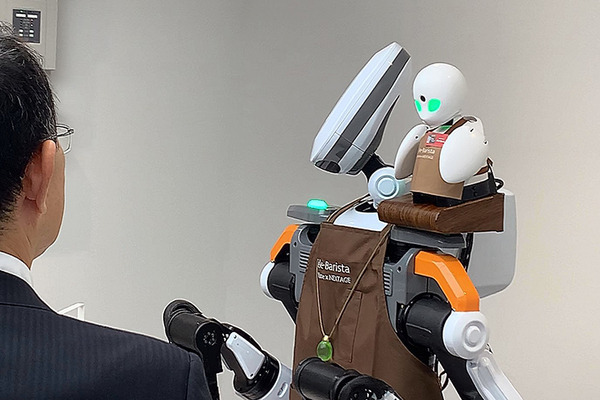 【速報】遠隔操作とロボで「テレバリスタ」の夢を実現　分身ロボット「OriHime」と協働ロボット「NEXTAGE」の合体連携　デモ公開　
