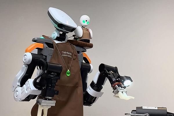 【速報】遠隔操作とロボで「テレバリスタ」の夢を実現　分身ロボット「OriHime」と協働ロボット「NEXTAGE」の合体連携　デモ公開　