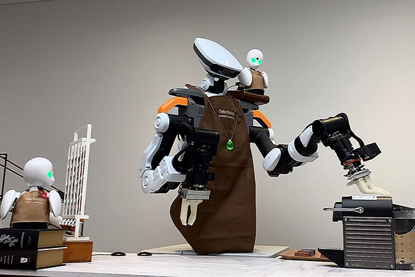 【速報】遠隔操作とロボで「テレバリスタ」の夢を実現　分身ロボット「OriHime」と協働ロボット「NEXTAGE」の合体連携　デモ公開　
