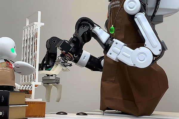 【速報】遠隔操作とロボで「テレバリスタ」の夢を実現　分身ロボット「OriHime」と協働ロボット「NEXTAGE」の合体連携　デモ公開　
