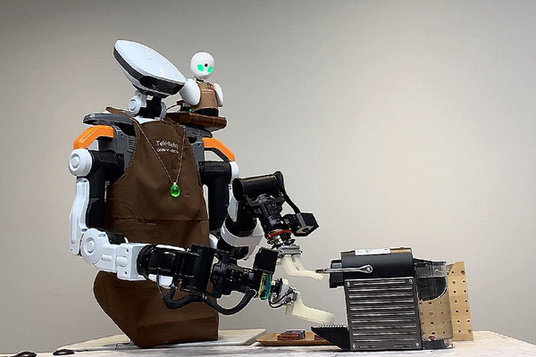 【速報】遠隔操作とロボで「テレバリスタ」の夢を実現　分身ロボット「OriHime」と協働ロボット「NEXTAGE」の合体連携　デモ公開　