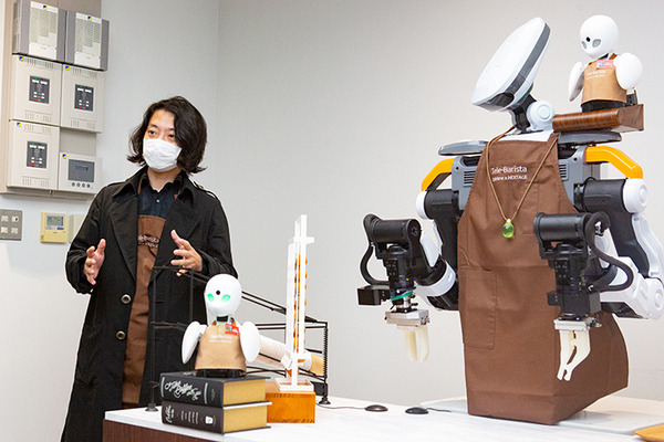 【速報】遠隔操作とロボで「テレバリスタ」の夢を実現　分身ロボット「OriHime」と協働ロボット「NEXTAGE」の合体連携　デモ公開　