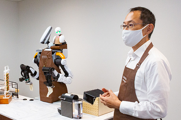 【速報】遠隔操作とロボで「テレバリスタ」の夢を実現　分身ロボット「OriHime」と協働ロボット「NEXTAGE」の合体連携　デモ公開　