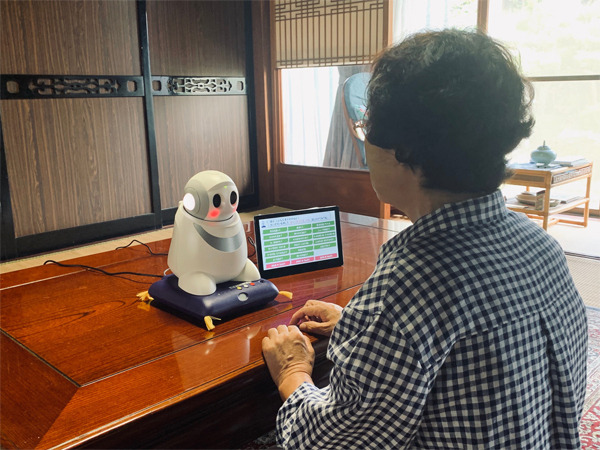 NEC 滋賀県長浜市の実証実験に「みまもり パペロ」を提供 独居高齢者を見守り、健康で楽しい生活をサポート