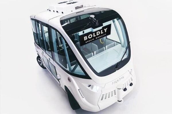 パナソニックの透明ディスプレイ+対話型アバター+自動運転バスが連携　万博記念公園で次世代型モビリティ「EXPOオートライド＆ガイド」