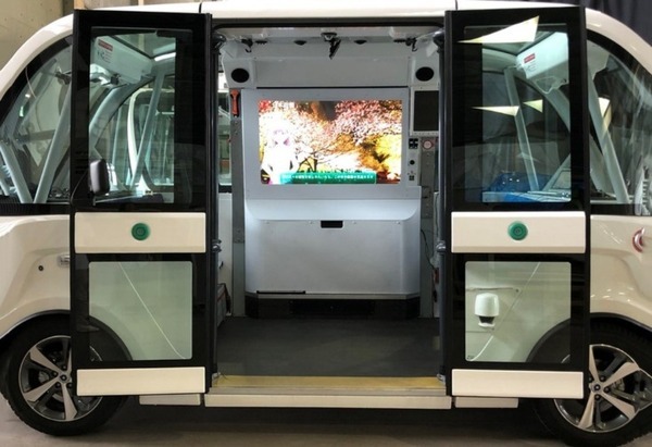 パナソニックの透明ディスプレイ+対話型アバター+自動運転バスが連携　万博記念公園で次世代型モビリティ「EXPOオートライド＆ガイド」