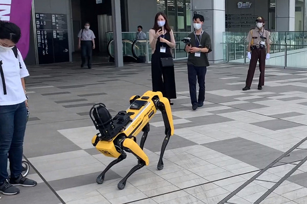 ボストンダイナミクスの犬型ロボット「SPOT」大型商業施設に現る　歩くだけでも注目度抜群「HANEDA INNOVATION CITY」