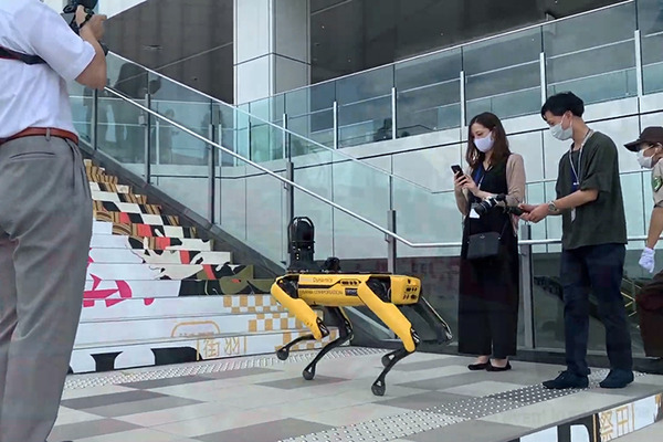 ボストンダイナミクスの犬型ロボット「SPOT」大型商業施設に現る　歩くだけでも注目度抜群「HANEDA INNOVATION CITY」
