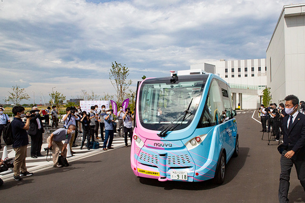 ハンドルのない自動運転バスがついに実用化　定常運行は東京の羽田「HICity」が先陣　運行開始セレモニーと体験会レポート