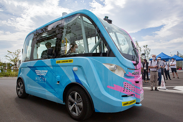 ハンドルのない自動運転バスがついに実用化　定常運行は東京の羽田「HICity」が先陣　運行開始セレモニーと体験会レポート