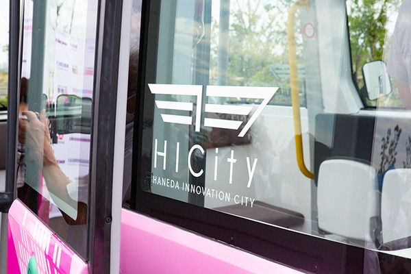 ハンドルのない自動運転バスがついに実用化　定常運行は東京の羽田「HICity」が先陣　運行開始セレモニーと体験会レポート