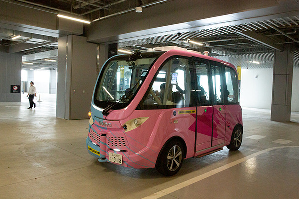 ハンドルのない自動運転バスがついに実用化　定常運行は東京の羽田「HICity」が先陣　運行開始セレモニーと体験会レポート