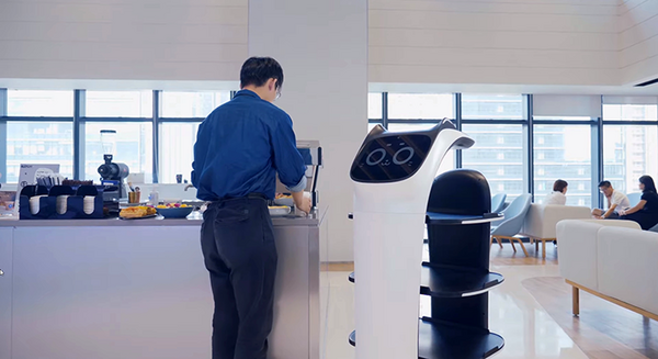 【かわいい】DFAが自動配膳ロボットを国内向けに提供へ　2千社以上で採用されている中国大手ロボットメーカーPuduが開発