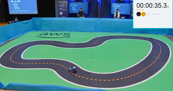 AWSが自動運転のAIロボットカー「DeepRacer」のレースを開催！強化学習の完全自走型レーシングカーの新モデル「Evo」も披露
