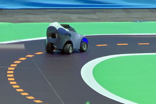 AWSが自動運転のAIロボットカー「DeepRacer」のレースを開催！強化学習の完全自走型レーシングカーの新モデル「Evo」も披露