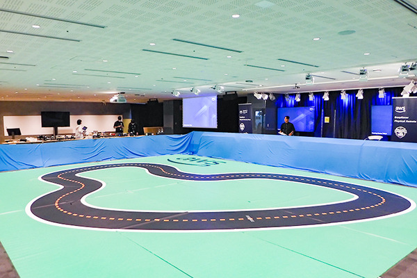 AWSが自動運転のAIロボットカー「DeepRacer」のレースを開催！強化学習の完全自走型レーシングカーの新モデル「Evo」も披露