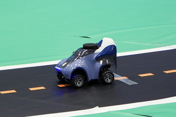 AWSが自動運転のAIロボットカー「DeepRacer」のレースを開催！強化学習の完全自走型レーシングカーの新モデル「Evo」も披露