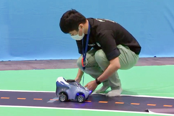 AWSが自動運転のAIロボットカー「DeepRacer」のレースを開催！強化学習の完全自走型レーシングカーの新モデル「Evo」も披露