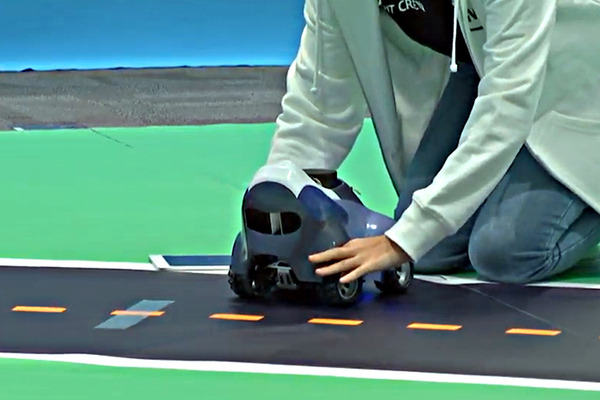AWSが自動運転のAIロボットカー「DeepRacer」のレースを開催！強化学習の完全自走型レーシングカーの新モデル「Evo」も披露