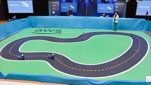 AWSが自動運転のAIロボットカー「DeepRacer」のレースを開催！強化学習の完全自走型レーシングカーの新モデル「Evo」も披露