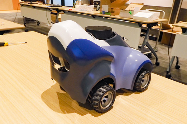 AWSが自動運転のAIロボットカー「DeepRacer」のレースを開催！強化学習の完全自走型レーシングカーの新モデル「Evo」も披露