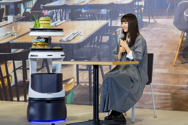 【速報】ソフトバンクロボティクスが配膳ロボットに参入「Servi」(サービィ)を発表　テーブル選択するだけで自動運転で料理を運搬