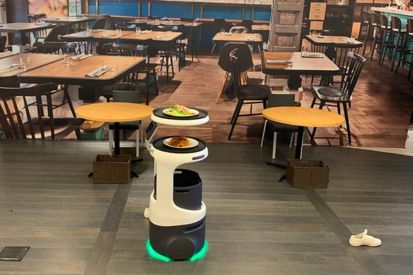 【速報】ソフトバンクロボティクスが配膳ロボットに参入「Servi」(サービィ)を発表　テーブル選択するだけで自動運転で料理を運搬