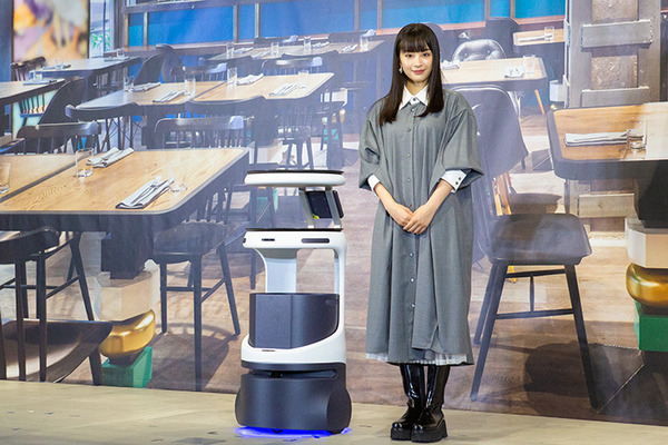 広瀬すずが自動運転の配膳ロボット「Servi」を体験　感想は?　大好物の料理に笑顔で仰天　ソフトバンクロボティクス発表会