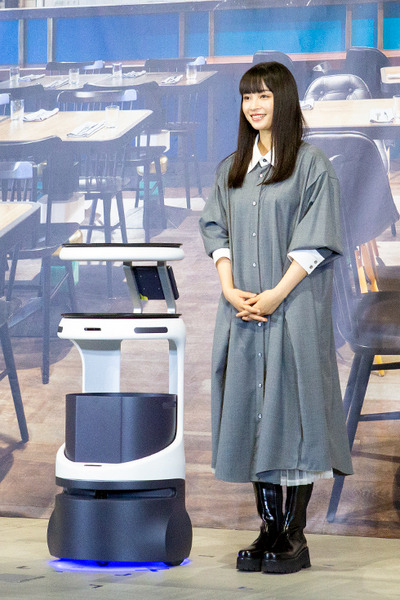 広瀬すずが自動運転の配膳ロボット「Servi」を体験　感想は?　大好物の料理に笑顔で仰天　ソフトバンクロボティクス発表会